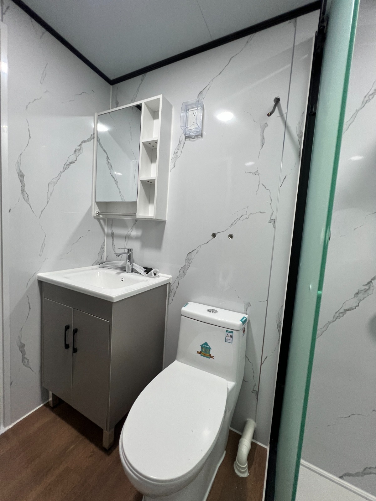 Baño con acabado mármol sintético de casa prefabricada Modula Mex